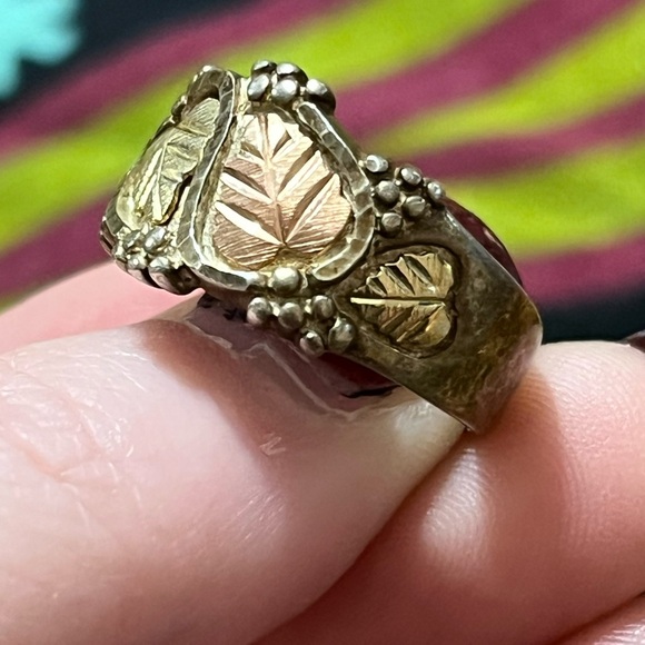 VTG Black Hills Gold 12k Sterling Silver 925 Leaf Design Size 8 Ring Coleman Co - Picture 3 of 6